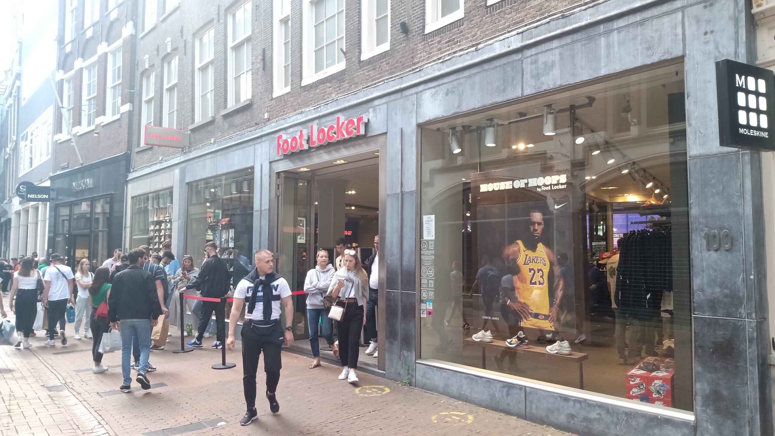 Kalverstraat winkelstraat in Amsterdam met voetgangers en winkelpuien