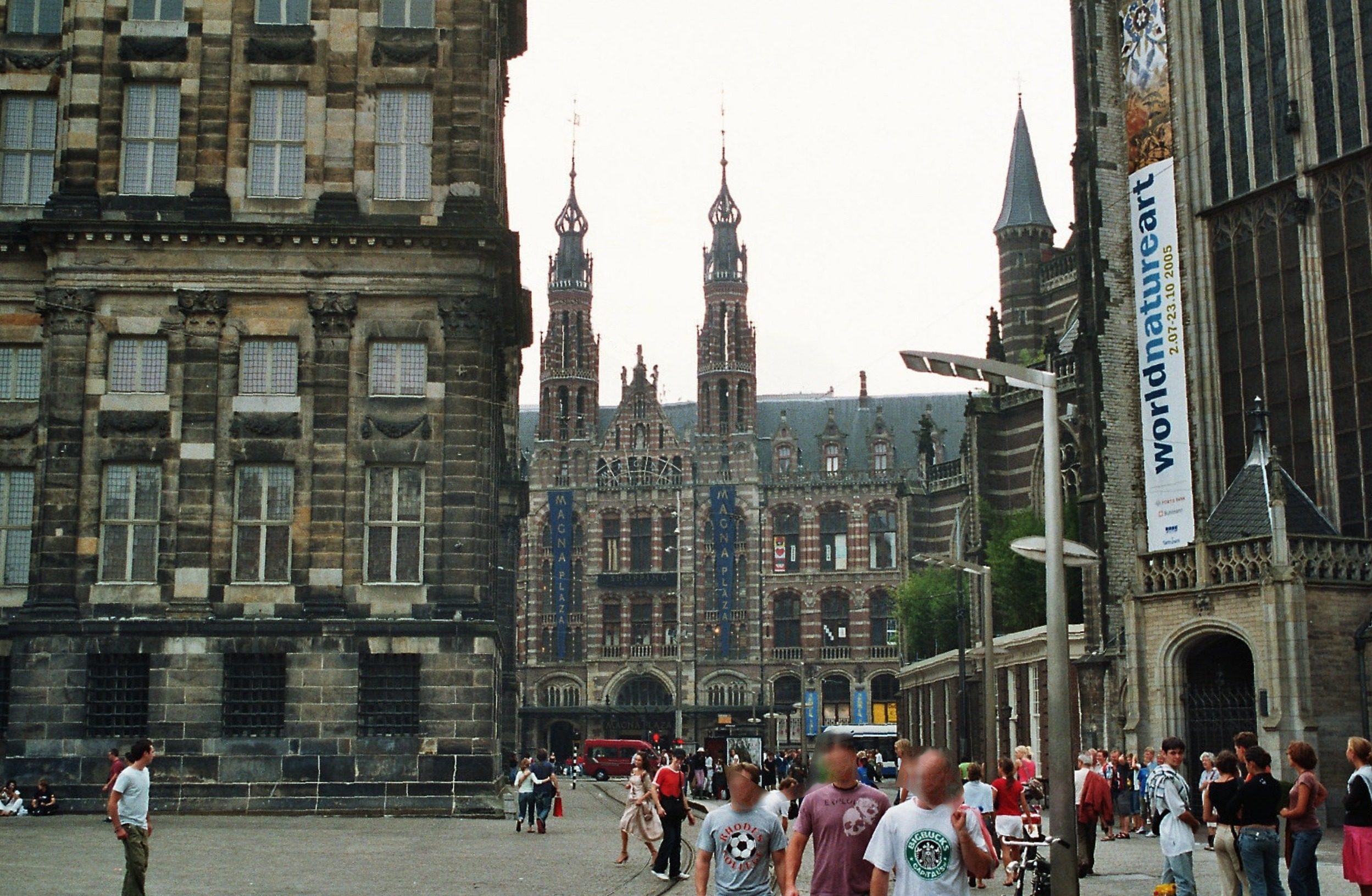 Magna Plaza historisch neogotisch winkelcentrumgebouw in Amsterdam