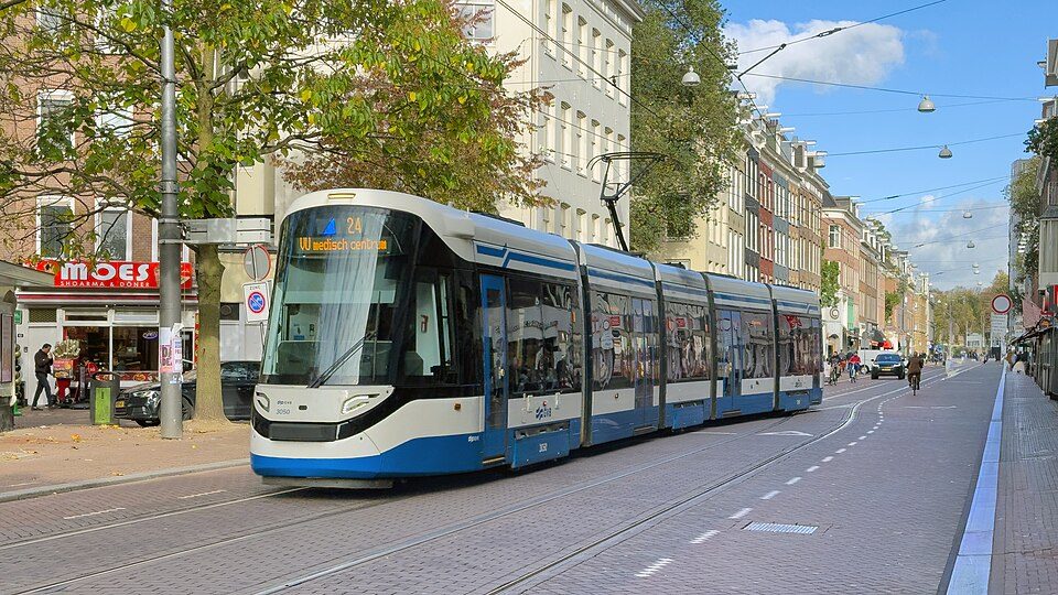 Tranvía 15G cerca del mercado Albert Cuyp en De Pijp, Ámsterdam, en una calle arbolada y soleada