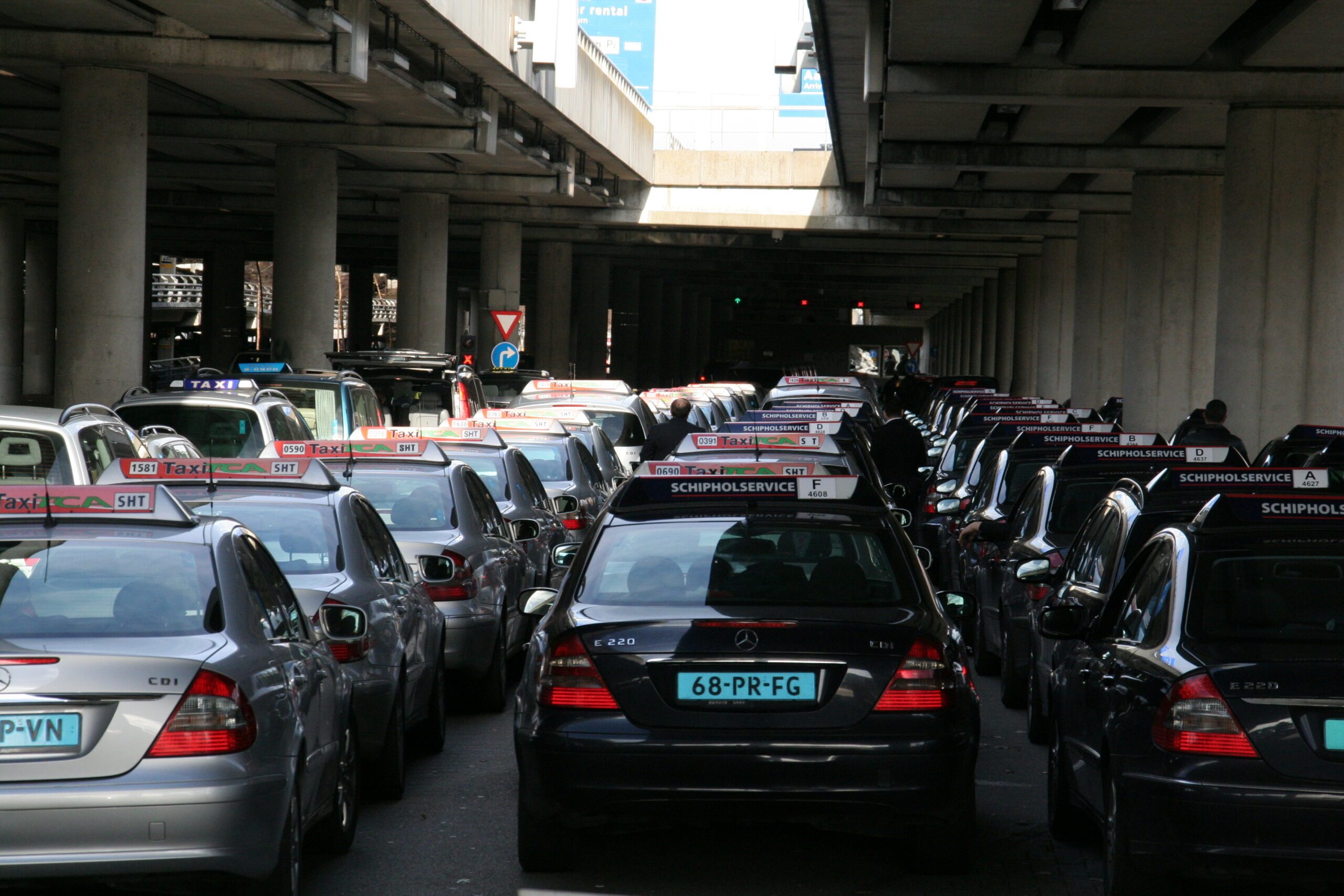 Rij taxi's die wachten bij de taxistandplaats op Schiphol