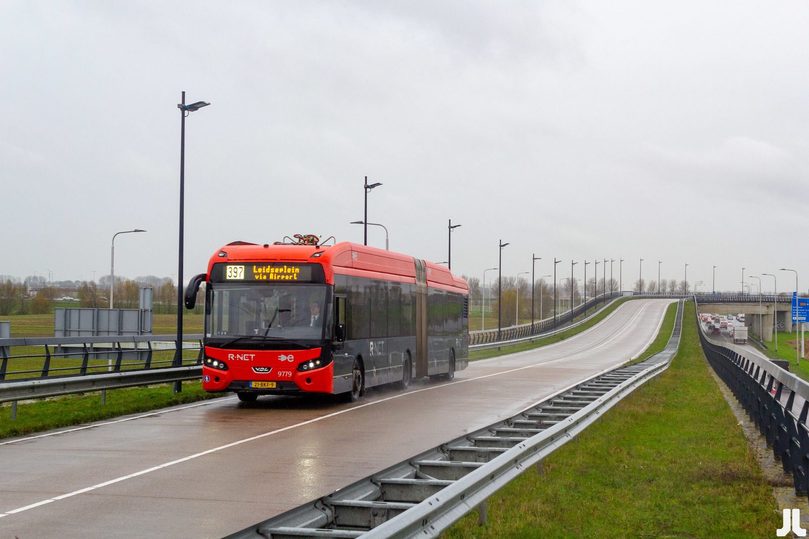 Rode elektrische gelede bus van Amsterdam Airport Express-lijn 397 naar het Leidseplein via de luchthaven