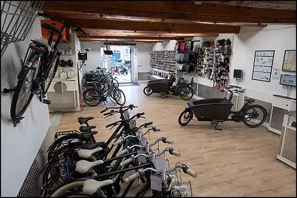 all bikes in rental shop black bikes leidseplein