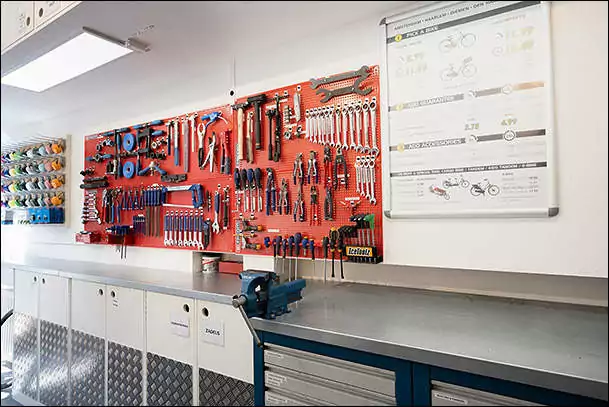 bike repairs tools black bikes utrecht