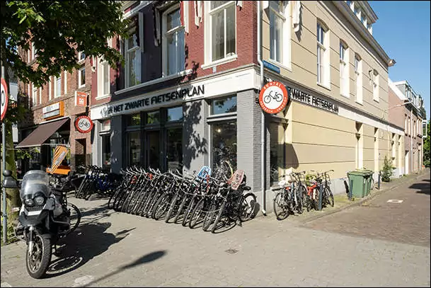 black bikes haarlem storefront