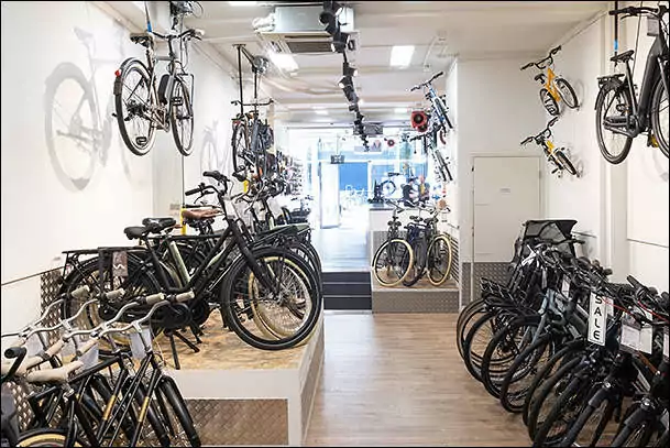 black bikes rental bikes utrecht