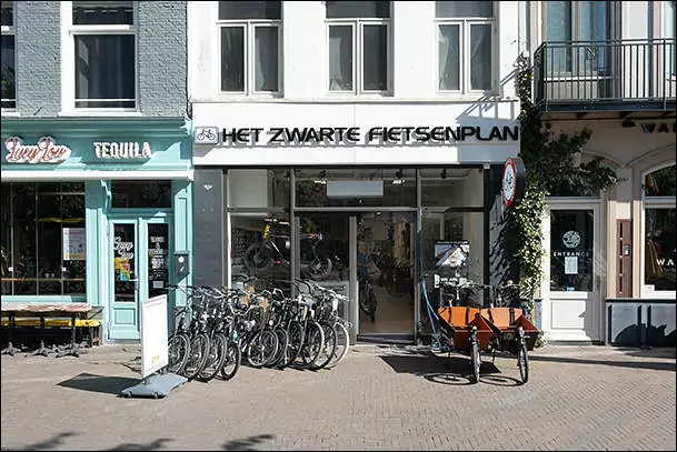 black bikes rental shop utrecht storefront