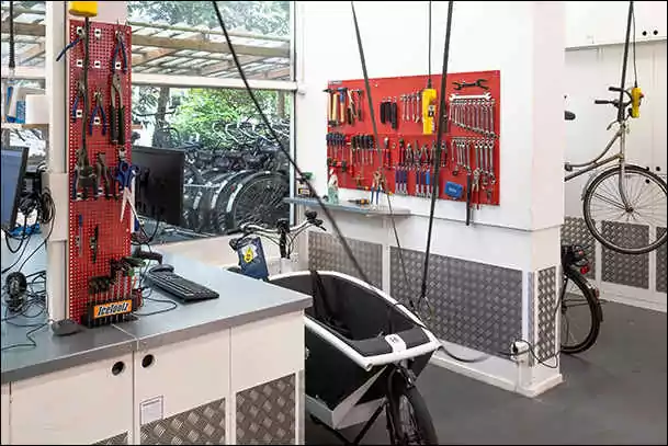 black bikes repair amsterdam oud zuid