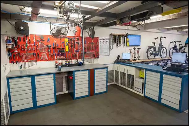 black bikes repair leidseplein