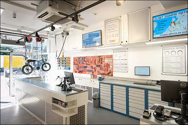 rental bike repair inside black bikes utrecht