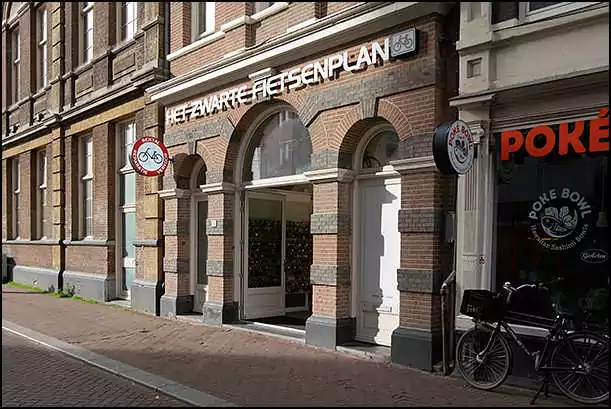 black bikes rental shop front de pijp amsterdam