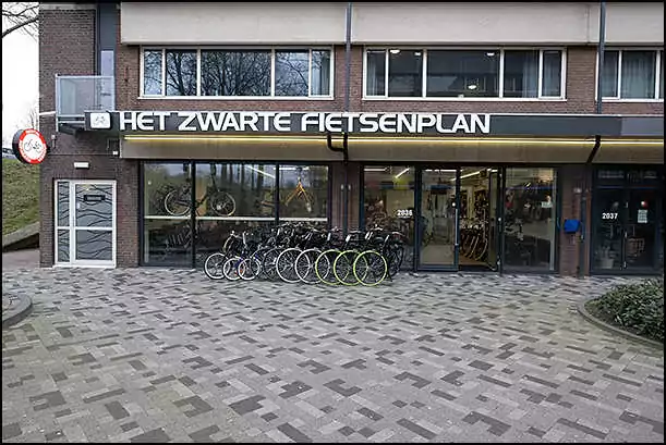 black bikes rental shop diemen amsterdam storefront