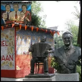 8: Johnny Jordaanplein
